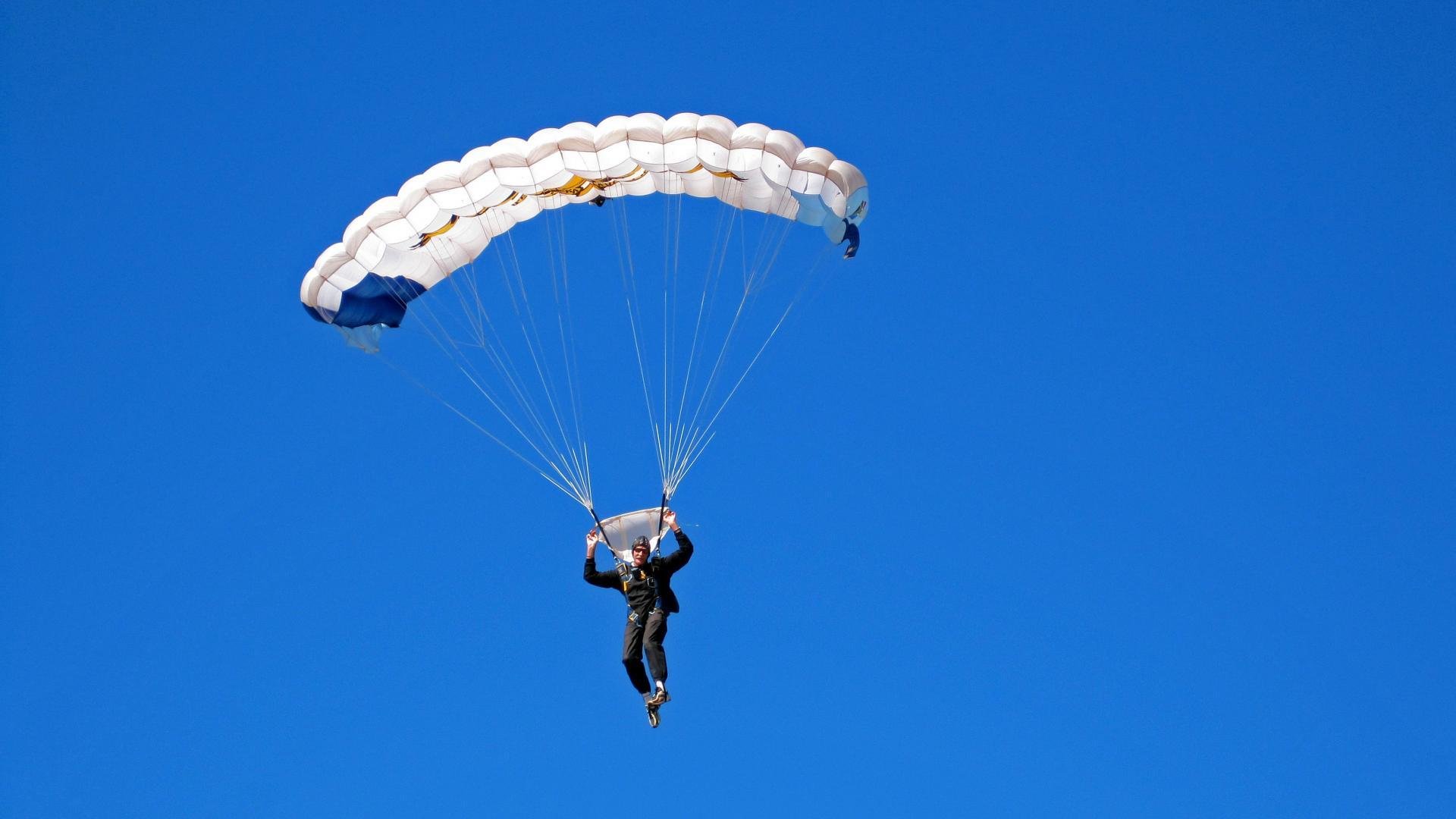 社区老人参加“60秒坐站测试” 结果用于制定下阶段活动计划